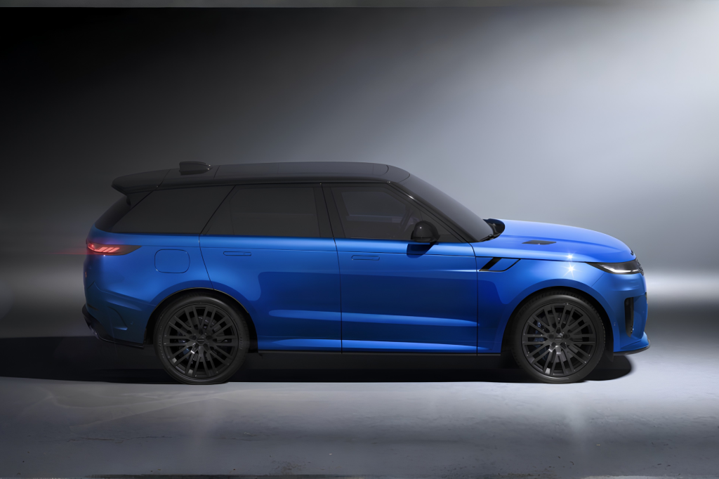Range Rover Sport SV Ultimate Edition en color Velocity Blue Gloss, SUV de lujo de alto rendimiento con motor V8 biturbo de 635 PS, rines forjados de 23 pulgadas y frenos Brembo, vista lateral en estudio fotográfico