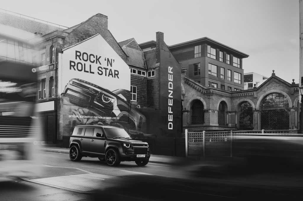 DEFENDER OCTA Black - SUV 4x4 de alto rendimiento con motor V8 biturbo de 635 PS, design Narvik Black, vehículo oficial Oasis Live '25