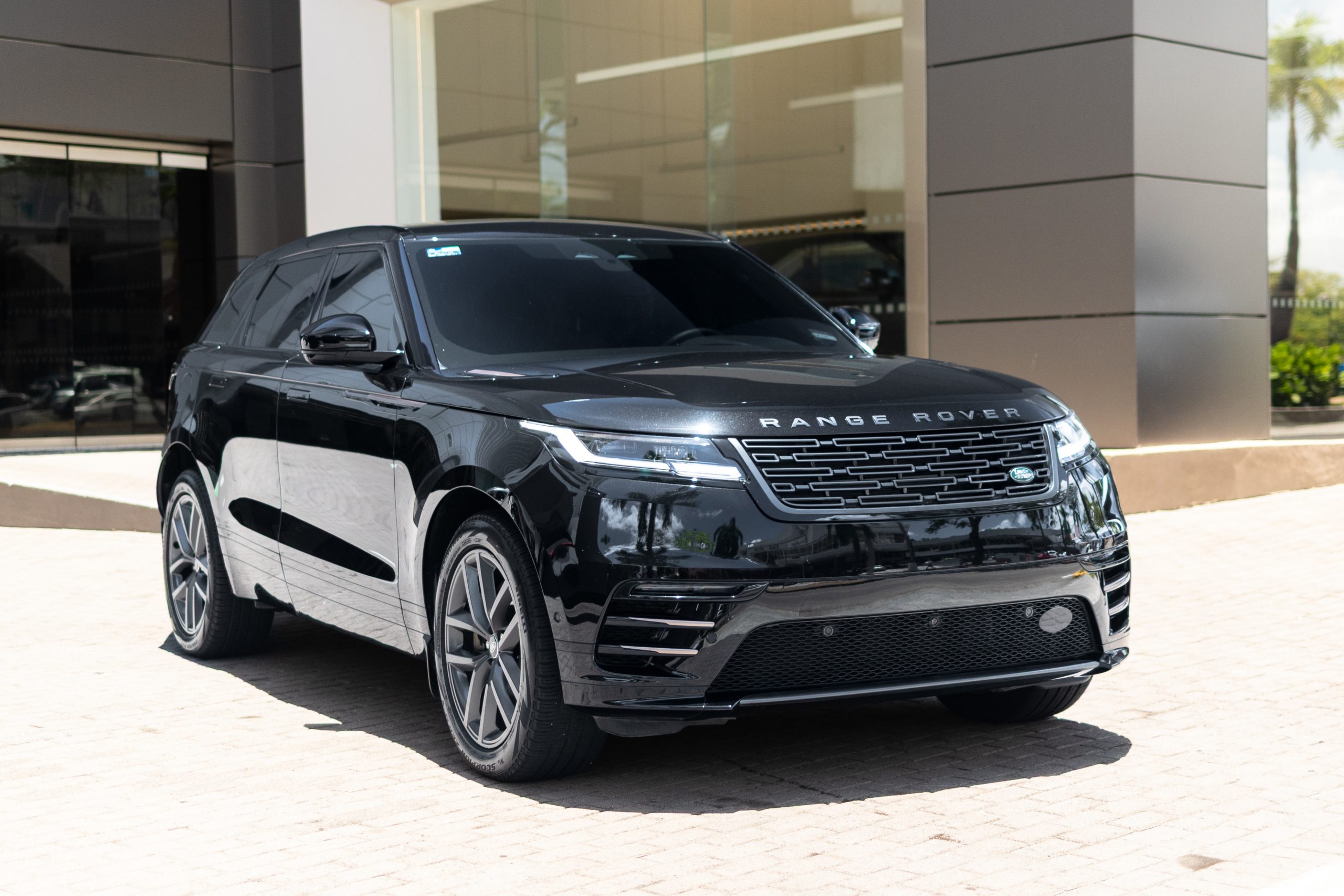 Range Rover Velar | Santorini Black