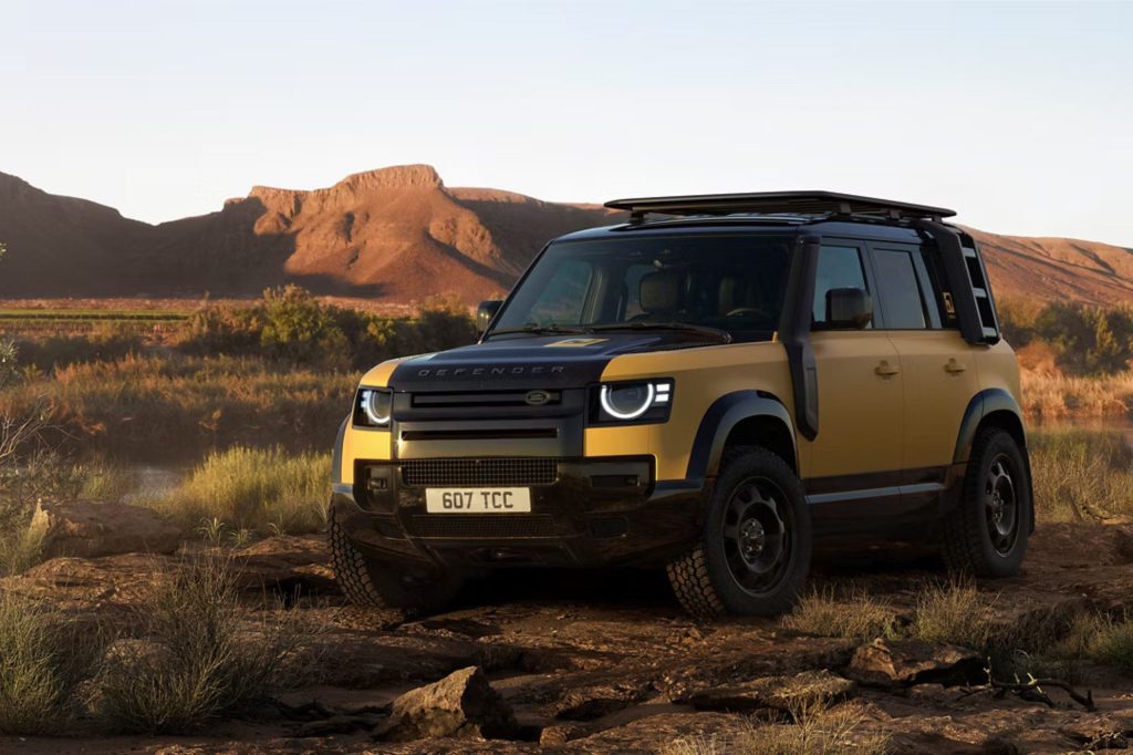 DEFENDER TROPHY Edition Deep Sandglow Yellow en terreno off-road — Prestige Motors Panamá