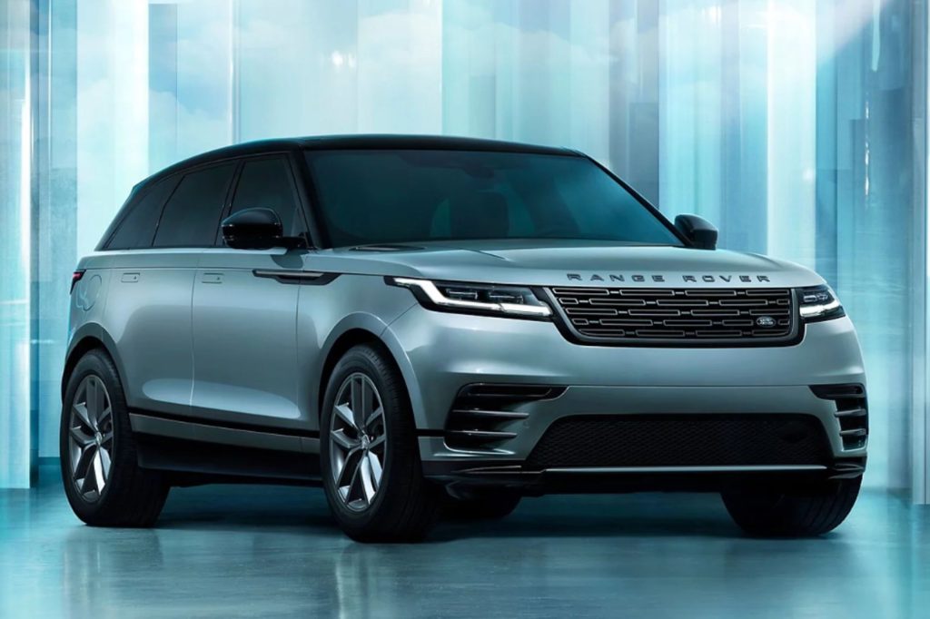 Range Rover Velar plata en estudio con fondo azul — Prestige Motors Panamá