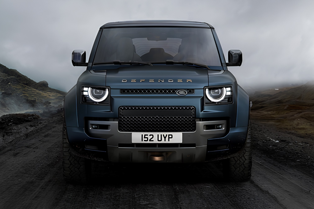 DEFENDER OCTA azul en terreno rocoso con neblina — Prestige Motors Panamá