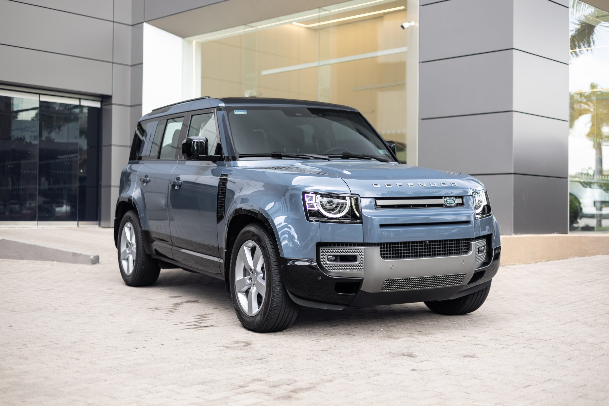 Defender 110 HSE | Tasman Blue