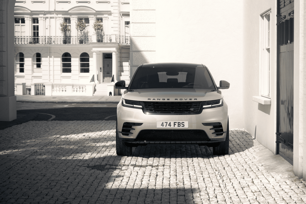 Range Rover Velar Belgravia Edition champagne en calle adoquinada — Prestige Motors Panamá