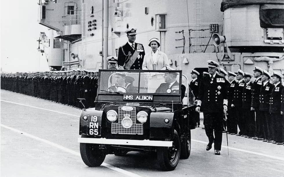La Reina Isabel II conduciendo un Land Rover