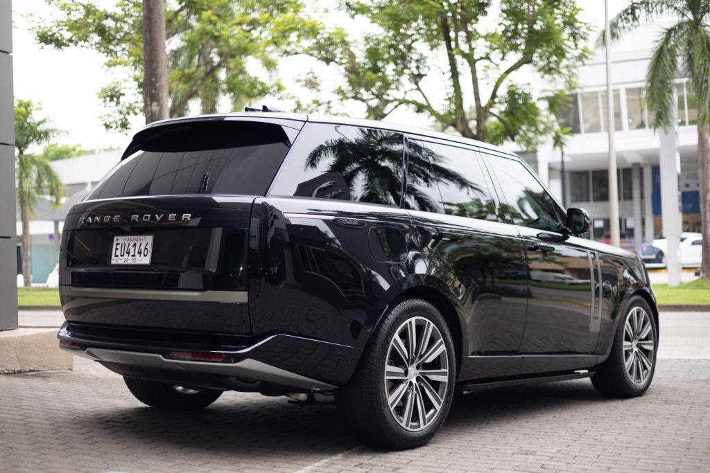 Range Rover PHEV HSE | Santorini Black