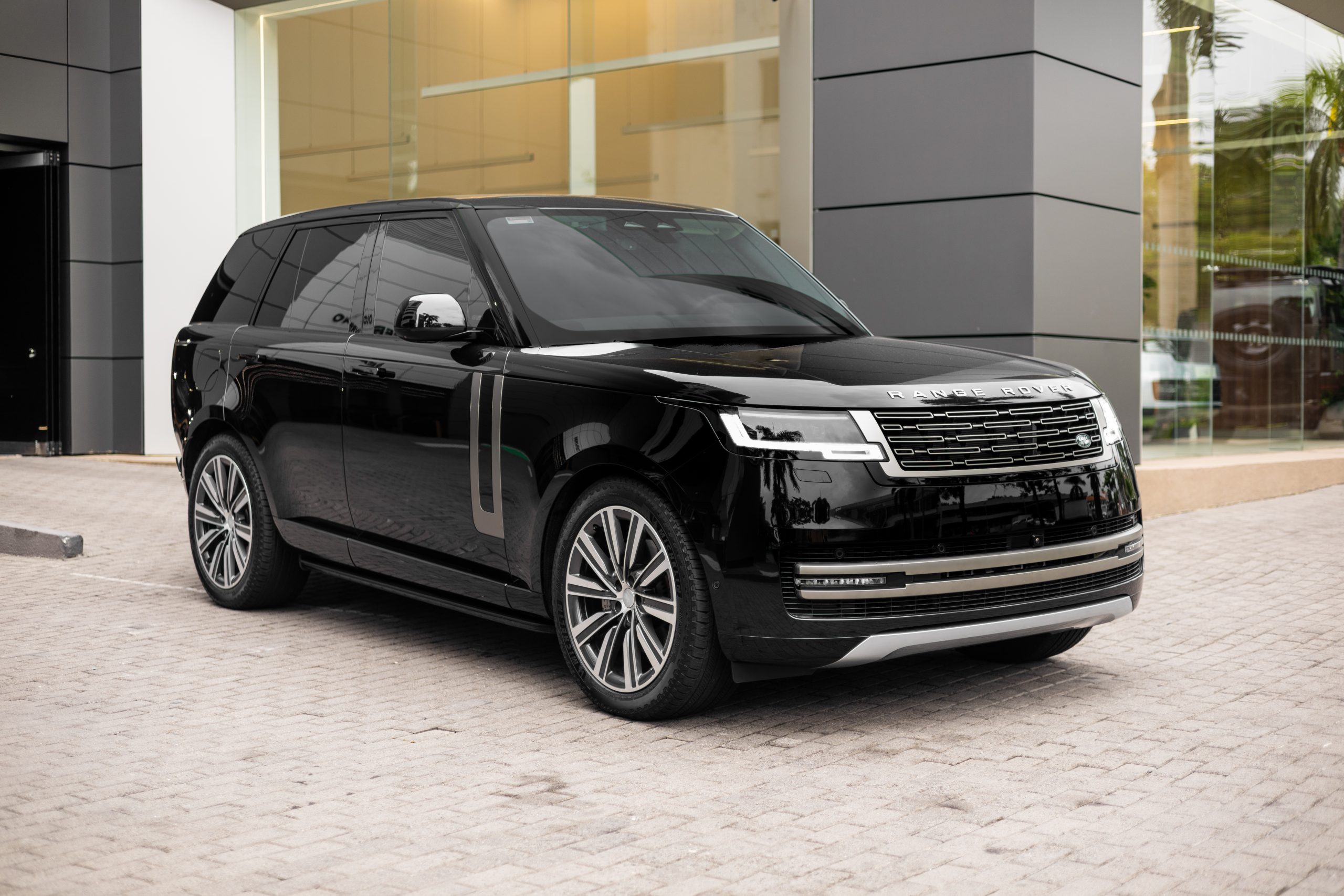 Range Rover PHEV HSE | Santorini Black