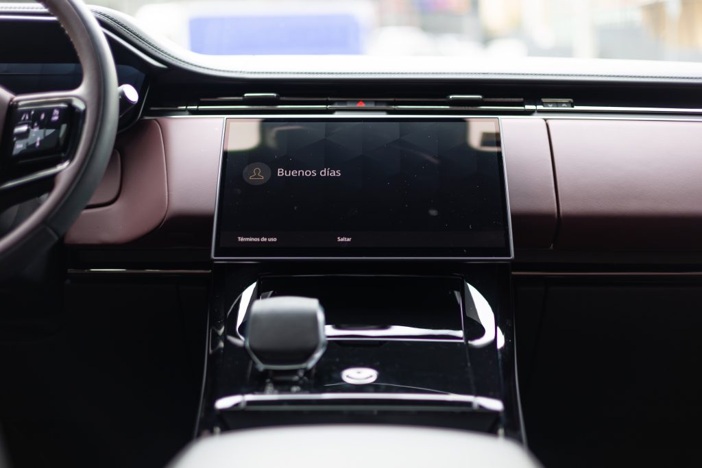 Range Rover Sport HSE | Ostuni Pearl White