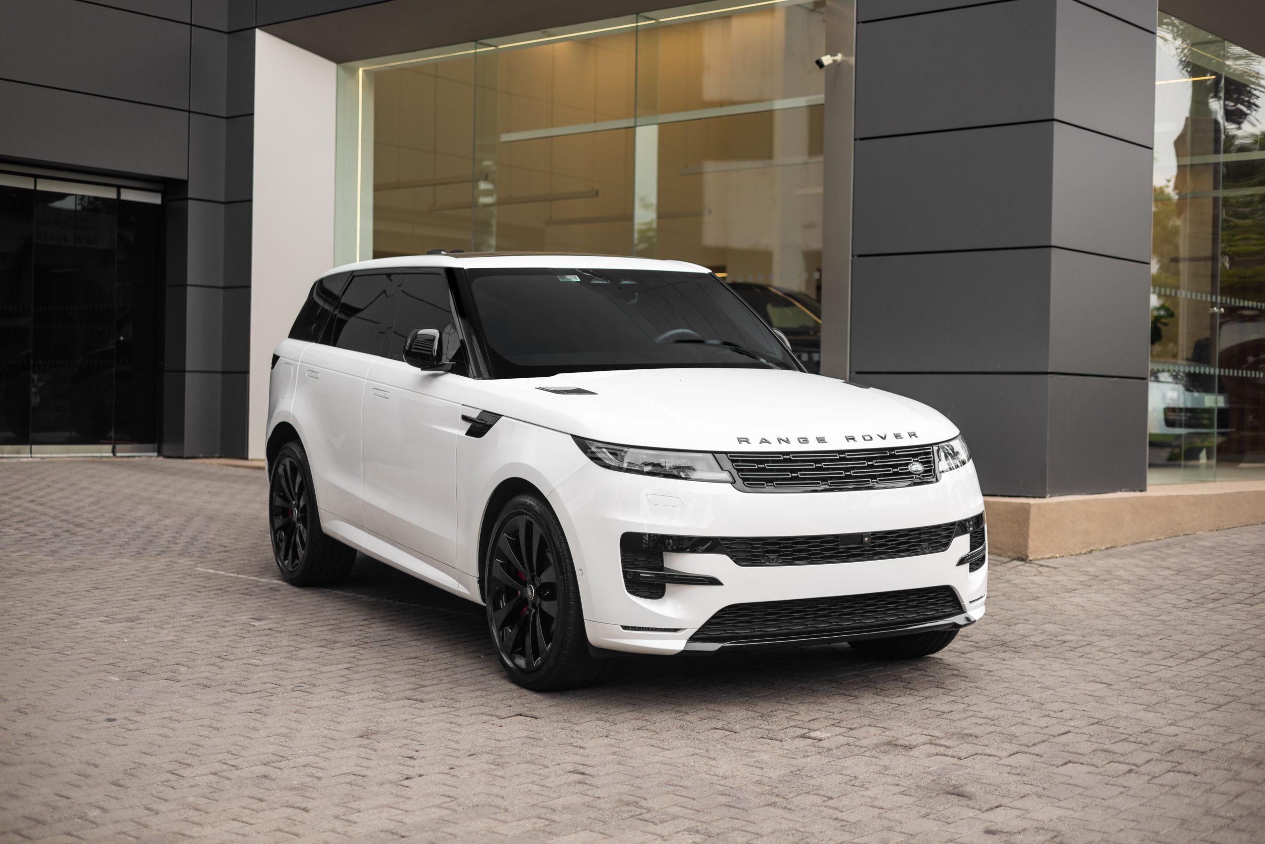 Range Rover Sport HSE | Ostuni Pearl White